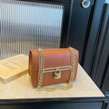 Karamelkleurige schoudertas met krokodillenprint, gouden ketting en hartvormige gesp - Bruin