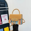 Sac bandoulière tissé arc-en-ciel avec garniture en similicuir marron et fermoir doré - Kaki