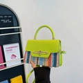 Neon groene leren crossbody tas met regenboogstrepen en goudkleurige metalen hardware - Groen
