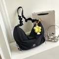 Schwarze Halbmond-Tasche mit lila Schleifen und gelbem Sonnenblumen-Anhänger für Damen - Schwarz mit Anhänger