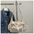 Detail der beige Handtasche mit seitlichen Schleifen und verstellbarem Textilgurt - Khaki