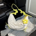Cremeweiße Nylon-Kordelzugtasche mit neongrünem Faltengurt und Sonnenblumen-Anhänger - Weiß mit Anhänger