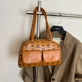 Borsa Boston in pelle color cuoio con motivo a orsetto e doppie tasche frontali - Marrone