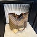 Grand sac cabas marron à motif damier avec anses en cuir sur un support élégant - Marron
