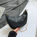 Schwarze gewebte Halbmond-Tasche mit goldener Kette und strukturierter Lederoptik - Schwarz