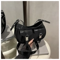 Détail du sac hobo en cuir verni noir avec boucles argentées et style motard - Noir