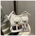 Détail du sac bandoulière en cuir PU blanc poli avec boucles argentées et deux poches avant - Blanc