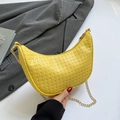 Leuchtend gelbe gewebte Halbmond-Tasche mit goldener Kette im modernen Unterarm-Stil - Gelb