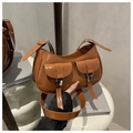 Détail d'un sac hobo en cuir marron avec deux poches avant et des boucles en argent - Marron