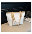 Detail van witte tote bag met reliëfpatronen en contrasterende bruine riemen - Khaki