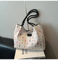 Detalle de bolso tote de tela plisada con estampados de osos y asas trenzadas - Negro Sin Colgante
