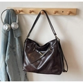 Vintage Tragetasche in Dunkelbraun aus glänzendem Kunstleder mit Metallringen und Riemen - Braun