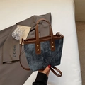 Damentasche aus blauem Denim und braunem Leder mit Nieten und praktischem Tragegriff - Blau
