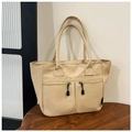 Dettaglio della borsa tote in nylon minimalista con doppie tasche frontali con zip - Cachi