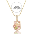 Dettaglio del ciondolo dorato con smalto rosa, perla, motivi floreali e accenti di foglie - Collana di Perle Rosa (X3987)