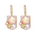 Dettaglio di orecchini vintage in oro con smalto lavanda, perla barocca e fiori colorati - Orecchini di Perle Viola (E1421)
