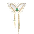 Dettaglio di spilla a farfalla dorata con madreperla bianca e frange di pietre verdi - Stile Farfalla con Nappa e Pietra Verde (4)
