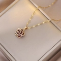 Goldene Rosenanhänger-Halskette mit rotem Zirkon und Kristallblättern auf Wellenkette - Rote Rose Gold Stil (X3407)