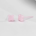 Detailansicht der rosa Stern-Bio-Keramik-Ohrstecker mit hypoallergenen Kunststoffstiften - Vierstrahliger Stern / Rosa