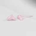 Detailansicht rosafarbener Ohrstecker in Mondform aus Keramik auf grauem Grund - Halbmond / Rosa