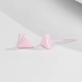 Detailansicht der rosa dreieckigen Keramik-Ohrstecker mit glänzendem Minimal-Finish - Dreieck / Rosa