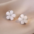 Eleganti orecchini a fiore rotanti in occhio di gatto su seta color champagne - Orecchini rotanti a fiore (E1343)