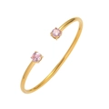 Dettaglio di un bracciale aperto dorato con due zirconi rosa tondi e castone a quattro griffe - Stile Rosa (TT0417)