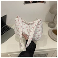 Détail du sac à bandoulière blanc avec motif nœuds roses et tissu à texture bulles - Blanc