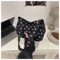 Détail du sac bandoulière matelassé noir avec motifs nœuds roses et fermeture éclair argent - Noir