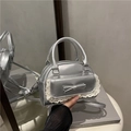Silberne Metallic-Bowlingtasche mit Schleife und verstellbarem Schultergurt - Schwarz