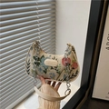 Vintage-Jacquard-Tasche in Halbmondform mit Metallkette und beigefarbenem Lederriemen - Weiß