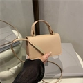 Mini-Handtasche aus beigem PU-Leder mit goldener Metallleiste und Schultergurt - Khaki