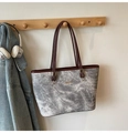 Detalle del bolso tote de piel sintética con estampado de mármol y logo de metal dorado - Gris