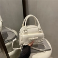 Cremeweiße glänzende Handtasche mit Schleife, Spitze und abnehmbarem Gurt - Weiß