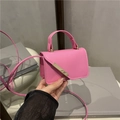 Mini Umhängetasche in leuchtendem Pink mit diagonalem Goldstab und Handgriff - Rosa