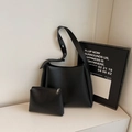 Dettaglio borsa tote minimalista in pelle PU nera con tracolla larga e regolabile - Nero