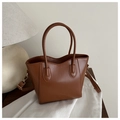 Detailansicht der braunen PU-Leder Beuteltasche mit Logo-Prägung und Metallbeschlägen - Hellbraun