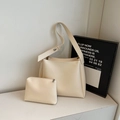 Vista dettagliata della borsa a secchiello in ecopelle crema con pochette coordinata - Bianco Sporco