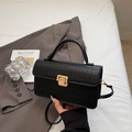 Sac bandoulière chic noir texture crocodile avec boucle dorée et poignée supérieure - Noir