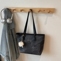 Dunkelgraue Shopper Tasche in Marmor-Optik mit schwarzen Henkeln und Plüsch-Anhänger - Schwarz
