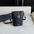 Chique zwarte bucket bag met geweven textuur, zilveren ring sluiting en leren schouderriem - Zwart