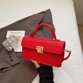 Sac bandoulière rouge à motif crocodile avec fermoir doré et poignée supérieure chic - Bordeaux