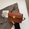 Sac bandoulière marron en cuir embossé croco avec fermoir doré et poignée supérieure - Marron