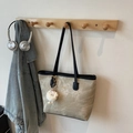 Große graue Tote Bag mit Marmormuster, schwarzen Henkeln und Schaf-Plüschanhänger - Khaki