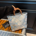 Borsa tote in jacquard floreale blu con manici in bambù e tessuto testurizzato - Blu