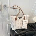 Ensemble cabas Honey Bear blanc et pochette zippée suspendu à une poignée de porte - Blanc