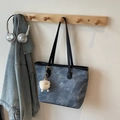 Shopper-Tasche mit blauem Marmormuster, schwarzen Trägern und süßem Schaf-Anhänger - Blau