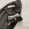 Sac à épaule noir vernis avec fermoir rotatif doré et bandoulière réglable - Noir