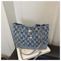 Detail van blauwe denim draagtas met gerafelde randen en gouden hert-hanger op gesp - Schaakbord Stijl / Geruit Blauw