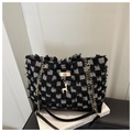 Detail van geblokte canvas shopper met franjes, hert hanger en gouden kettingriem - Schaakbord Stijl / Zwart Rooster